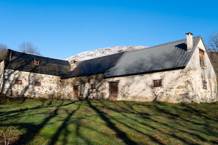 Granges traditionnelles des Pyrénées vers le Pla d'Adet
