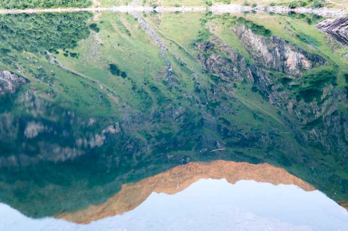 Reflets dans le lac d'OO tôt le matin